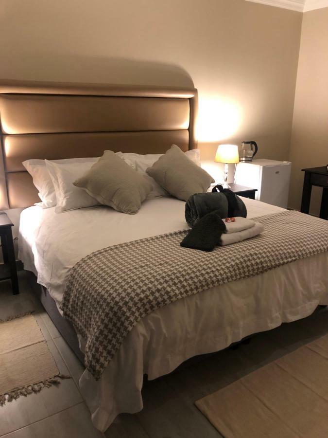8 On Acacia Guesthouse Bedfordview ภายนอก รูปภาพ