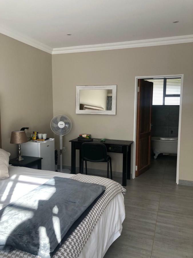 8 On Acacia Guesthouse Bedfordview ภายนอก รูปภาพ