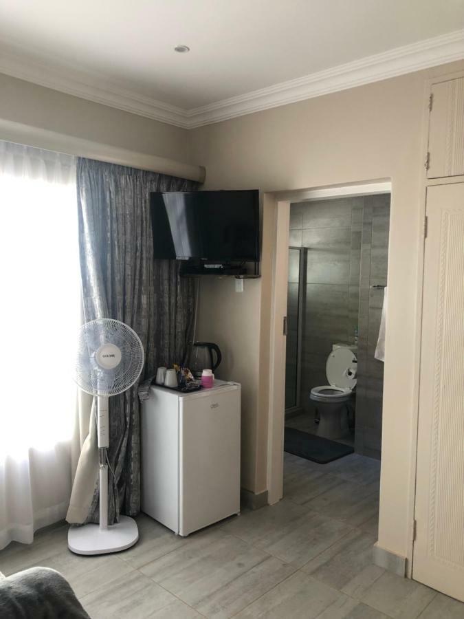 8 On Acacia Guesthouse Bedfordview ภายนอก รูปภาพ