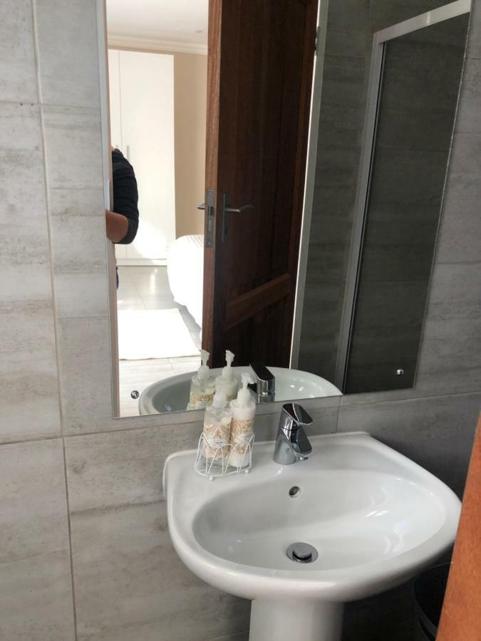 8 On Acacia Guesthouse Bedfordview ภายนอก รูปภาพ
