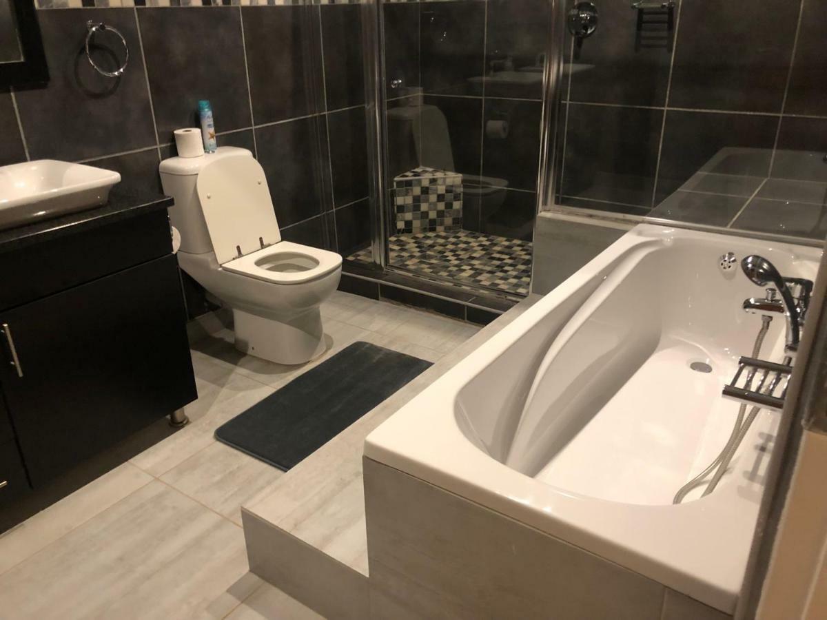 8 On Acacia Guesthouse Bedfordview ภายนอก รูปภาพ