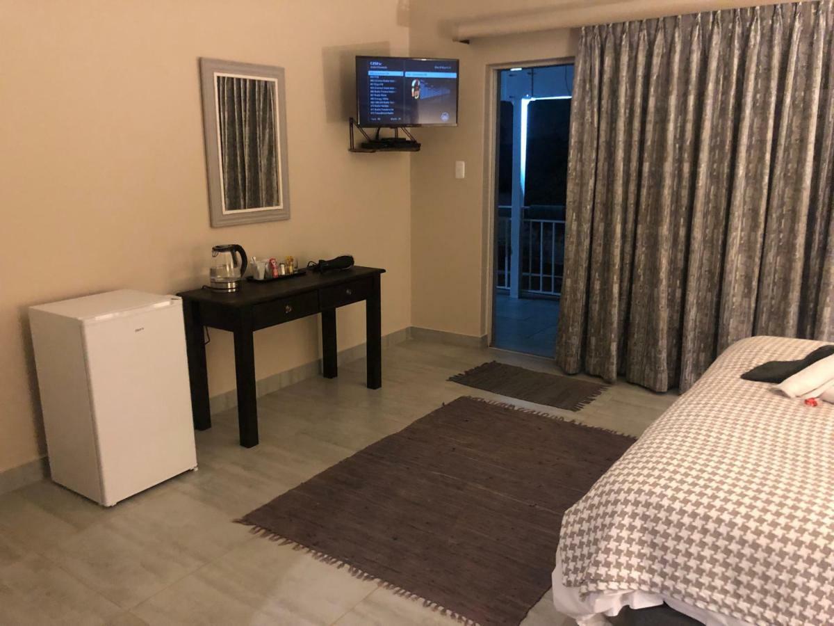 8 On Acacia Guesthouse Bedfordview ภายนอก รูปภาพ