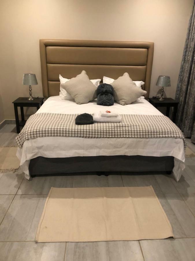 8 On Acacia Guesthouse Bedfordview ภายนอก รูปภาพ