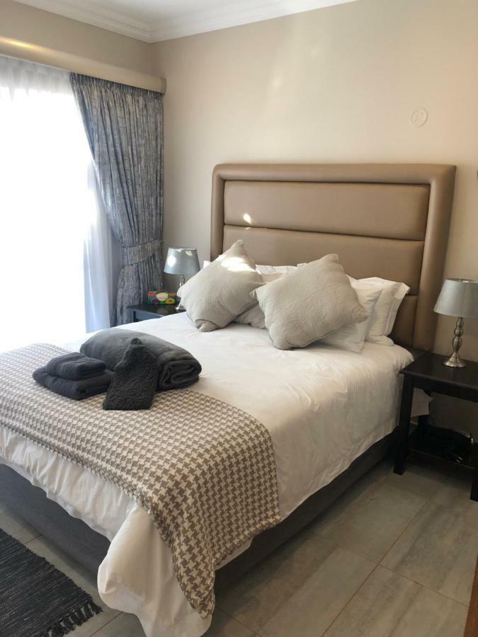 8 On Acacia Guesthouse Bedfordview ภายนอก รูปภาพ