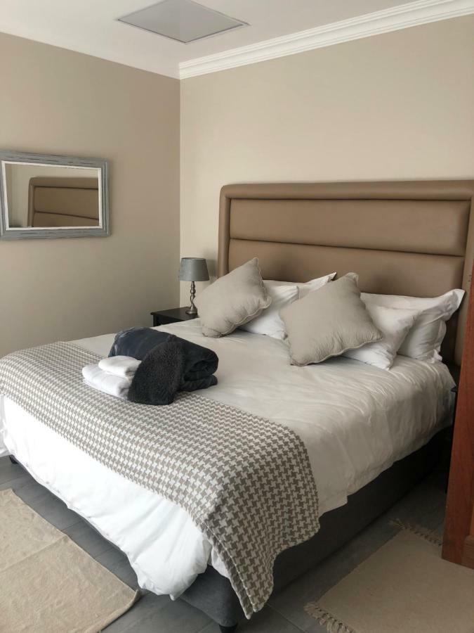 8 On Acacia Guesthouse Bedfordview ภายนอก รูปภาพ