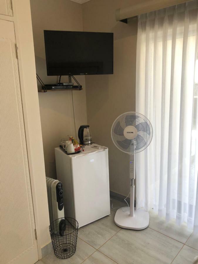 8 On Acacia Guesthouse Bedfordview ภายนอก รูปภาพ