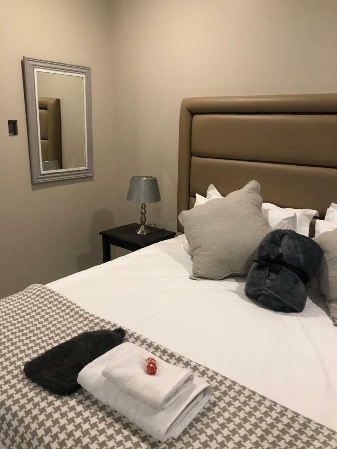 8 On Acacia Guesthouse Bedfordview ภายนอก รูปภาพ