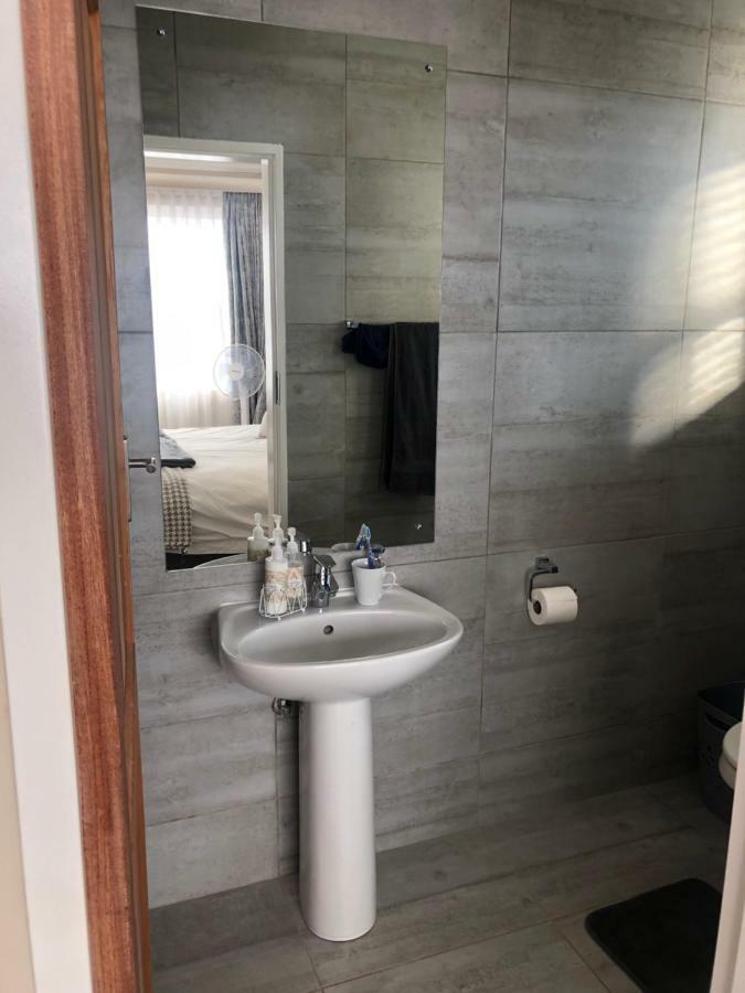 8 On Acacia Guesthouse Bedfordview ภายนอก รูปภาพ