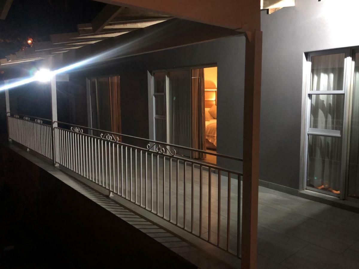 8 On Acacia Guesthouse Bedfordview ภายนอก รูปภาพ