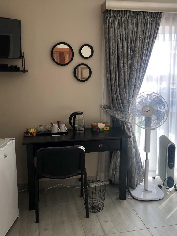 8 On Acacia Guesthouse Bedfordview ภายนอก รูปภาพ