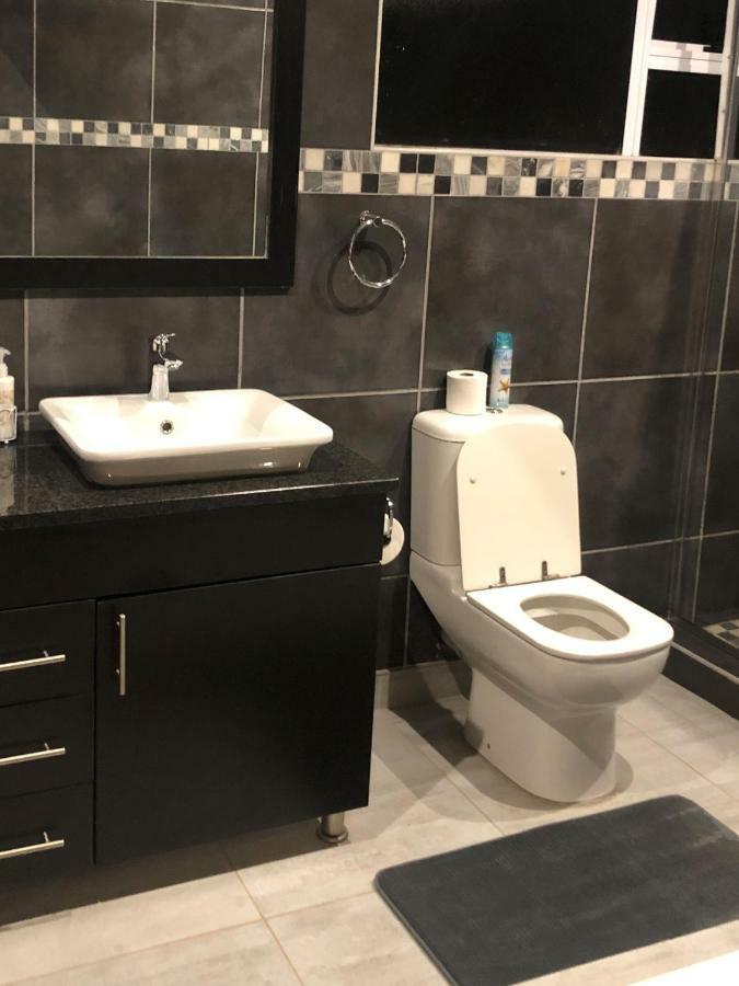 8 On Acacia Guesthouse Bedfordview ภายนอก รูปภาพ
